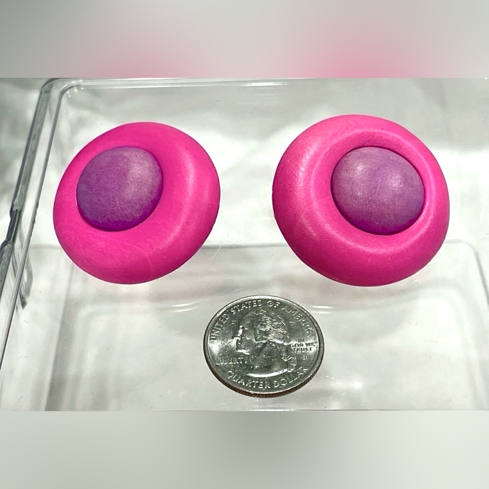 ☀️☀️2/$10 Vintage Pink and Purple Painted Wood Button Clip Back Clip On Earrings - Picture 3 of 9